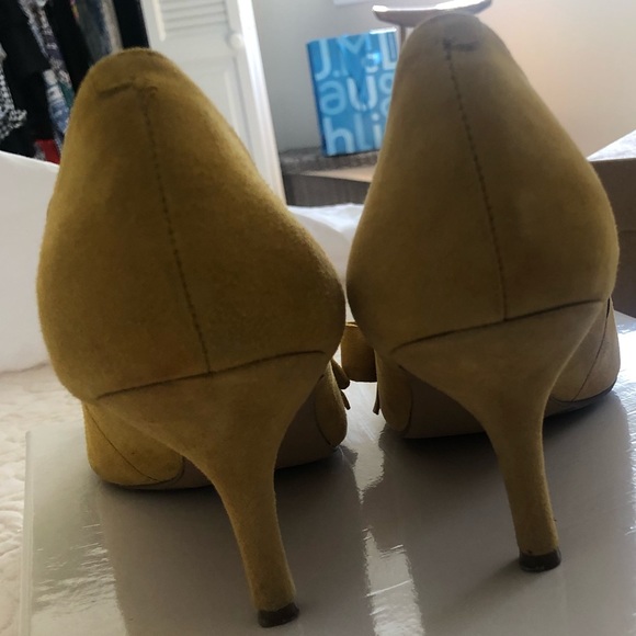 Sole Society “Jensine” mustard suede bow pumps - Picture 4 of 5